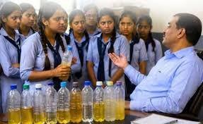 क्लासमेट्स पर लगा पेशाब मिला पानी पिलाने का आरोप