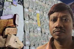 बिस्तर के नीचे करीने से रखे 500 रुपये के नोटों के बंडल