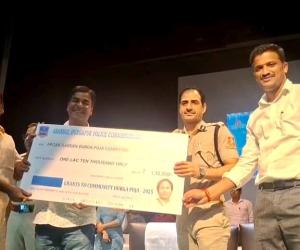 आसनसोल-दुर्गापुर  पूजा कमेटीयों को 1,10,000 रुपए की अनुदान राशि दी जा रही है...