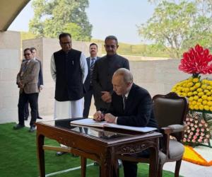 दिल्ली दौरे के दूसरे दिन राजघाट पहुंचे पुतिन