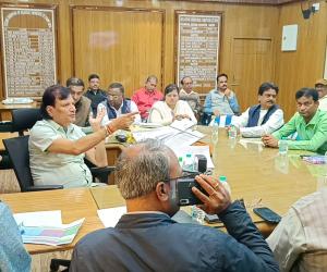 अमादेरं पाड़ा अमादेर समाधान के कार्यों को गति देने को लेकर मेयर ने बोरो चेयरमैनो के साथ की बैठक।