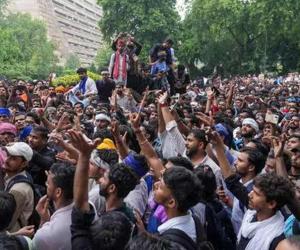 कॉकरोच जनता पार्टी ' के पार्लियामेंट कैंपेन को लेकर जंग के मैदान में बदली दिल्ली