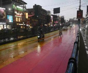 रंग-रोगन के बाद चिंगरीहाटा फ्लाईओवर पर हुआ फिसलन 